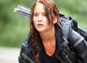 Katniss, implacável na arena com seu arco e flecha